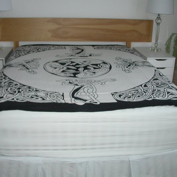 Black and White Indian Fringed Over Sheet - Picture 4 of 4